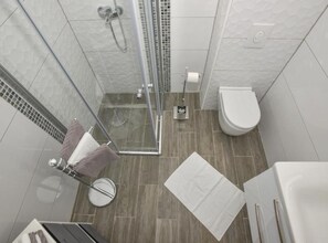 Apartment (One Bedroom Apartment With Balcony An) | Badezimmer | Dusche, Handtücher