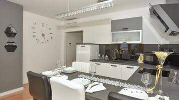 Apartment (One Bedroom Apartment With Balcony An) | Dining room