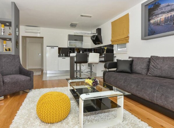 Apartment (One Bedroom Apartment With Balcony An) | Living room