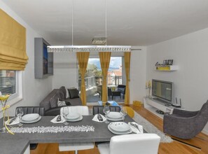 Apartment (One Bedroom Apartment With Balcony An) | Esszimmer