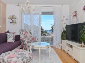 公寓 (Two Bedroom Apartment With Balcony An) | 客廳 | 32 吋平面電視連衛星電視頻道