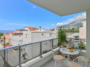 아파트 (Two Bedroom Apartment With Balcony An) | 발코니