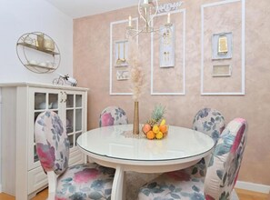 아파트 (Two Bedroom Apartment With Balcony An) | 다이닝룸