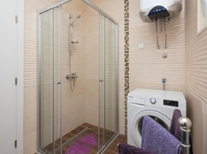 아파트 (Two Bedroom Apartment With Balcony An) | 욕실 | 샤워 시설, 타월