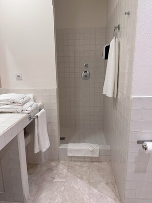 Dutxa, assecador de cabells, bidet i tovalloles 