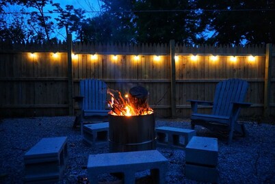 Cozy Container House, King Bed, Pets, Wifi, 1 Night Stays, Griddle, Firepit
