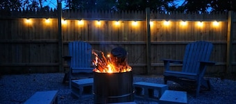 Cozy Container House, King Bed, Pets, Wifi, 1 Night Stays, Griddle, Firepit
