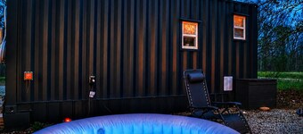 Cozy Container, HotTub, King Bed, Pets, Wifi, 1 Night Stays, Griddle, Firepit