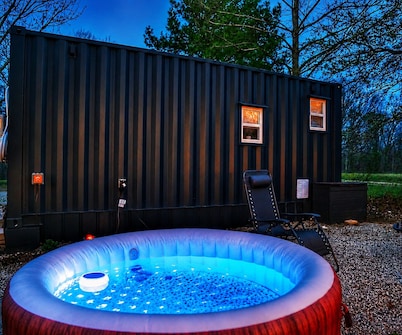 Cozy Container, HotTub, King Bed, Pets, Wifi, 1 Night Stays, Griddle, Firepit