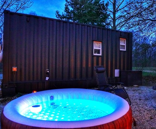 Cozy Container, HotTub, King Bed, Pets, Wifi, 1 Night Stays, Griddle, Firepit