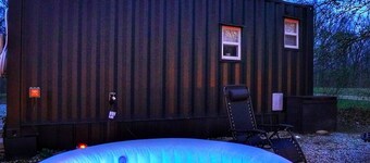 Cozy Container, HotTub, King Bed, Pets, Wifi, 1 Night Stays, Griddle, Firepit
