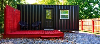 Cozy Container House, King Bed, Pets, Wifi, 1 Night Stays, Griddle, Firepit