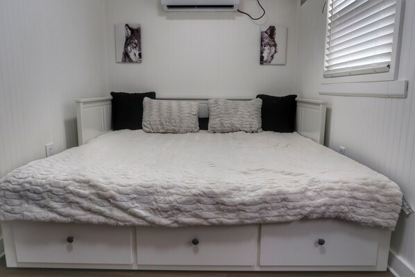 1 bedroom, WiFi, bed sheets - Cozy Container, HotTub, King Bed, Pets, Wifi, 1 Night Stays, Griddle, Firepit (Chillicothe)