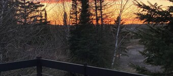 Lakeside Lair; cozy Lake Superior waterfront retreat with views!