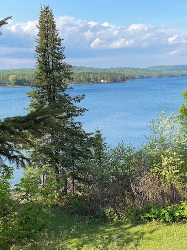 Lakeside Lair; cozy Lake Superior waterfront retreat with views!