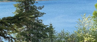 Lakeside Lair; cozy Lake Superior waterfront retreat with views!