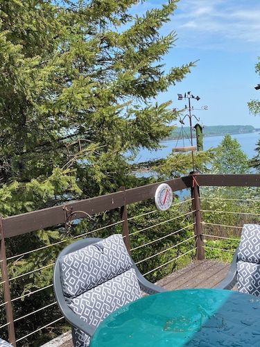 Lakeside Lair; cozy Lake Superior waterfront retreat with views!