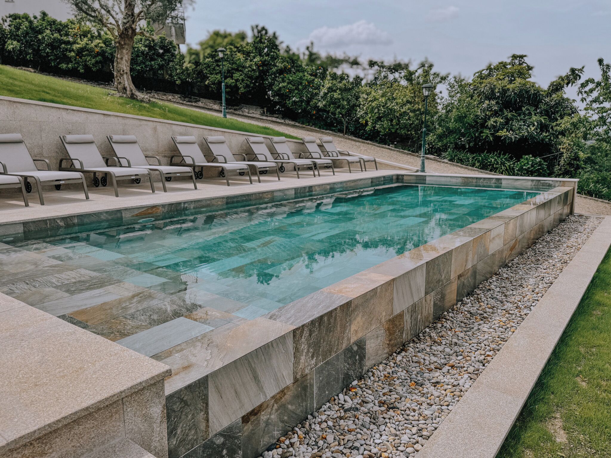 Una piscina al aire libre de temporada