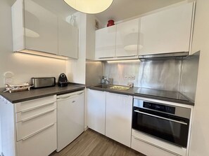 Fridge, microwave, stovetop, dishwasher