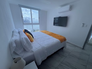 5 bedrooms, iron/ironing board, WiFi, bed sheets