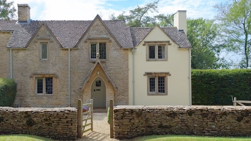 Hare Cottage - pet friendly near Tetbury