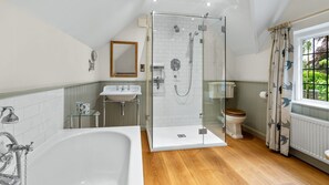Douche, séchoir à cheveux, serviettes fournies
