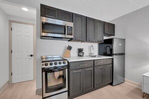 Réfrigérateur, four à micro-ondes, un four, surface de cuisson