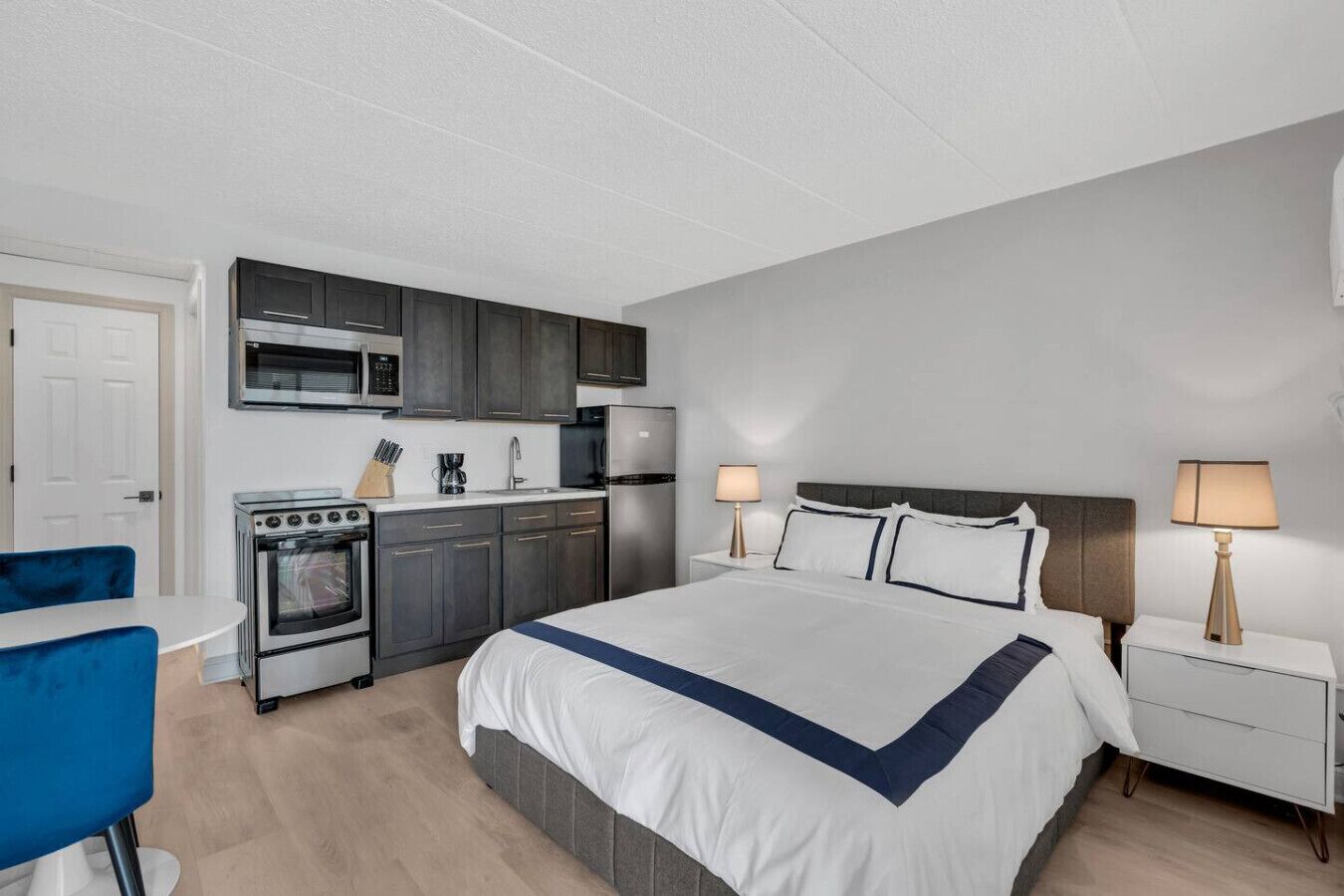 1 bedroom, desk, WiFi, bed sheets