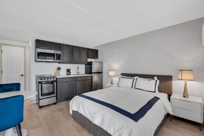 Escritorio, wifi y ropa de cama 