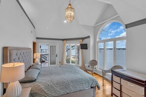 4 bedrooms, desk, WiFi, bed sheets