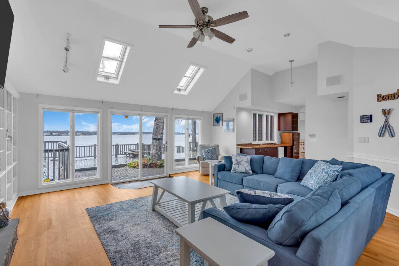 Een televisie en een open haard