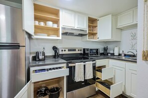 Fridge, microwave, oven, stovetop - Chic 1BR Near University (Maryville)