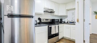 Chic 1BR Near University