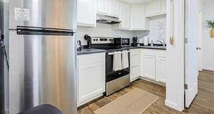 Chic 1BR Near University