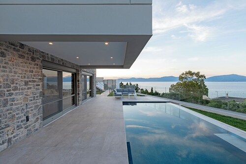 Design villa with immaculate views in Theologos