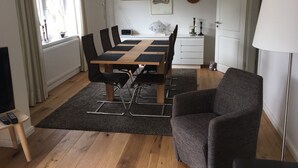 Un comedor con una mesa, sillas, una lámpara y un radiador.