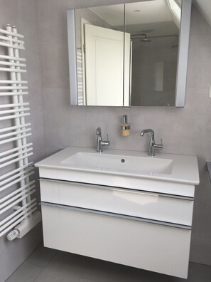 Dusche, Haartrockner, Handtücher