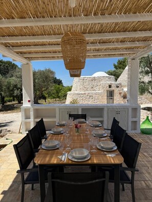 Outdoor dining - Trulli Cinera, Ostuni (Apulia)