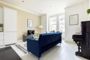 Appartement | Coin séjour | Télévision à écran plat de 32 pouces avec chaînes par câble, Netflix