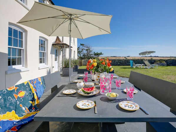 Outdoor dining - Porthcothan House (Padstow)