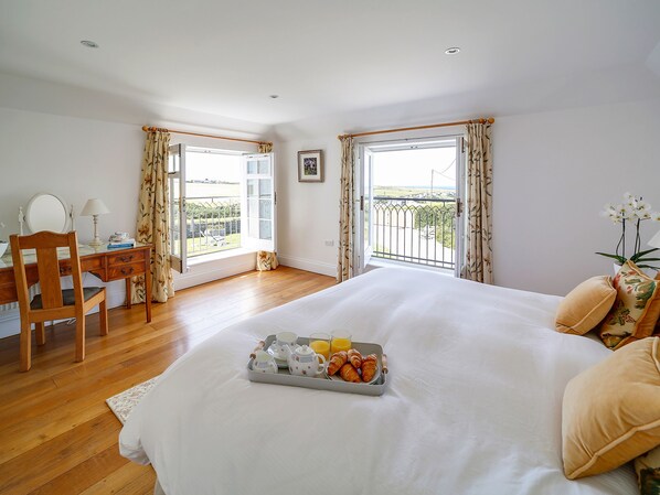 6 bedrooms, individually decorated, individually furnished, free WiFi - Porthcothan House (Padstow)