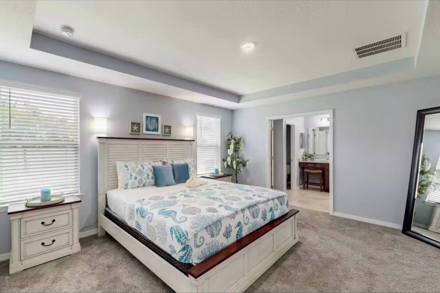 4 bedrooms, iron/ironing board, WiFi, bed sheets