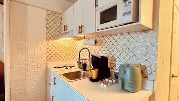 Køleskab, mikrobølgeovn, kogeplade, opvaskemaskine