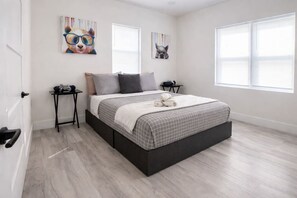 Escritorio, tabla de planchar con plancha, wifi y ropa de cama 