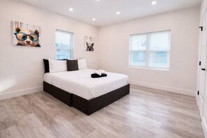 Desk, iron/ironing board, WiFi, bed sheets