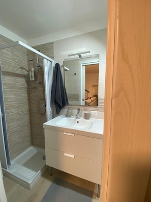 Een douche, een haardroger, een bidet, handdoeken