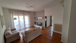 Smart TV, books - Villa Rita al Mare - 6 minute walk to the beach - large private garden (FOLLONICA)