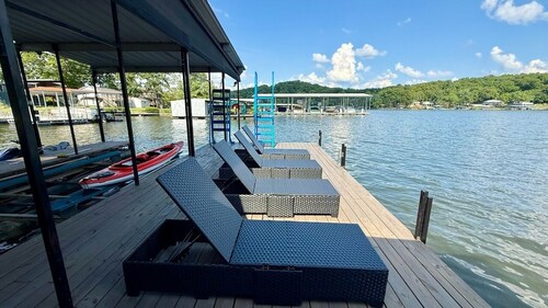 Brand new luxurious 3-bedroom home w/huge dock in Captain Ron's cove