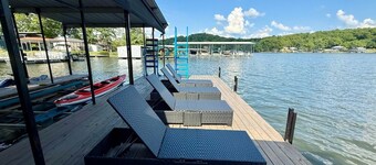 Brand new luxurious 3-bedroom home w/huge dock in Captain Ron's cove