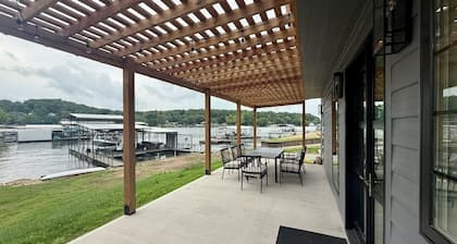 Brand new luxurious 3-bedroom home w/huge dock in Captain Ron's cove